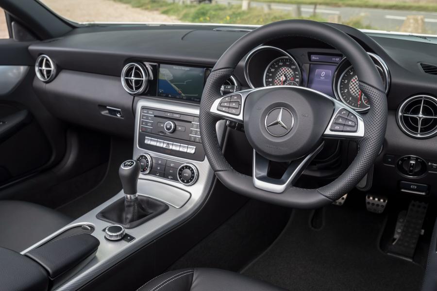 Торпедо Mercedes-Benz SLC180 AMG Line (R172) 2016 года  (UK) (фото 9 из 40)